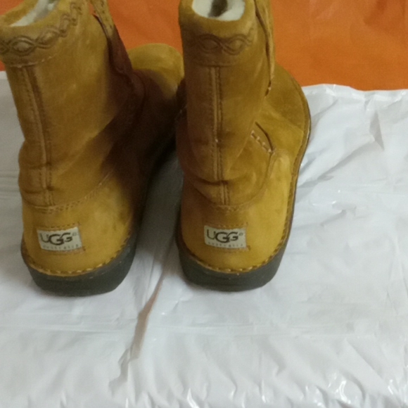 Ladies ugg boot size 9 - Picture 3 of 5